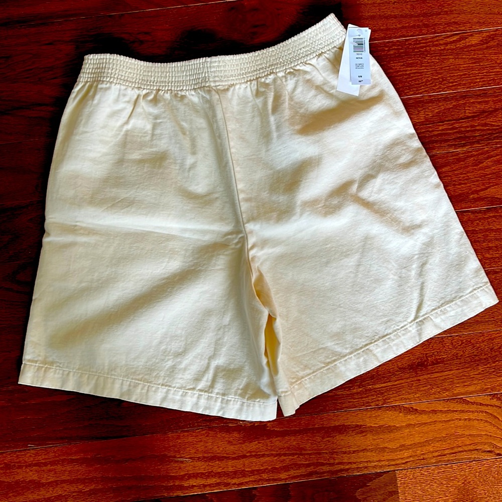Aritzia Wilfred short M size. Never worn with tags